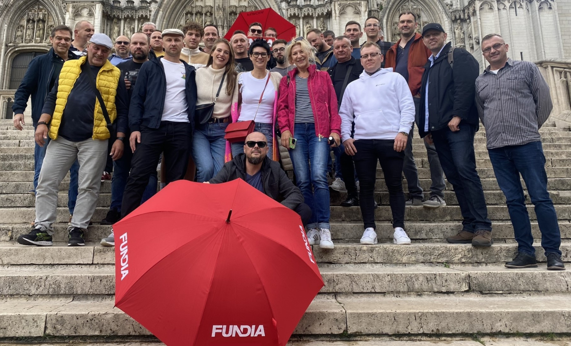 Ein Gruppenbild des gesamten Fundia-Teams auf einer Treppe