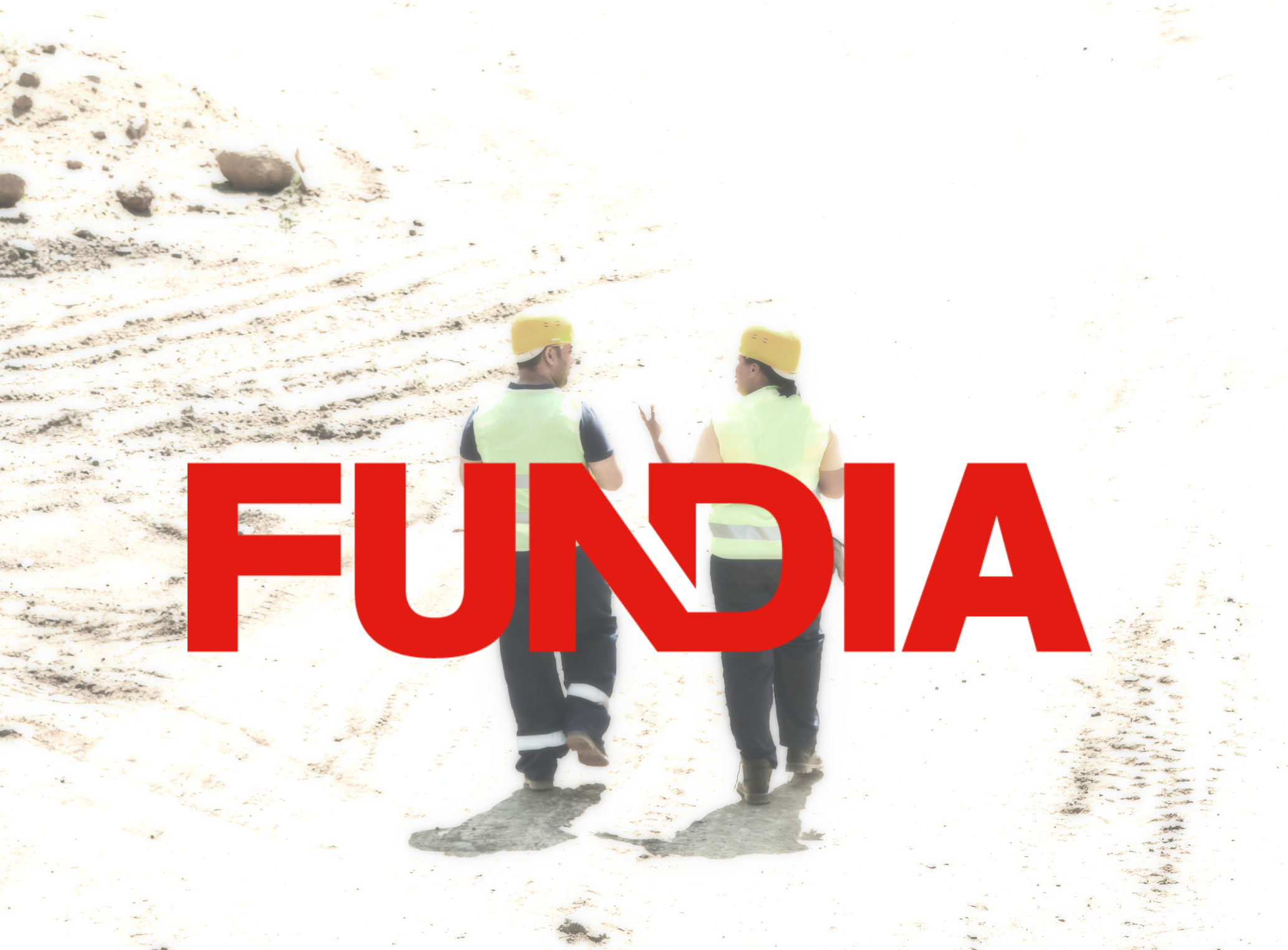 Zwei Personen mit gelben Schutzhelmen und Warnwesten gehen über eine helle, sandige Baustelle. Im Vordergrund steht groß das rote Logo „FUNDIA“. Die Szene wirkt freundlich und konstruktiv.

                
